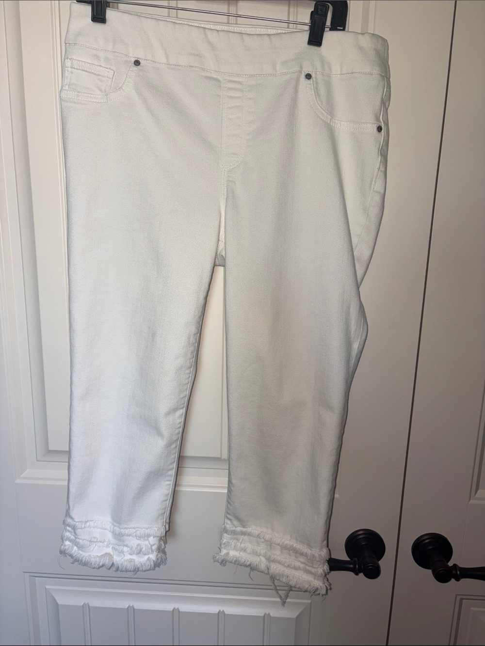 Chico's White Ankle Jeans with Frayed Ruffle Hem